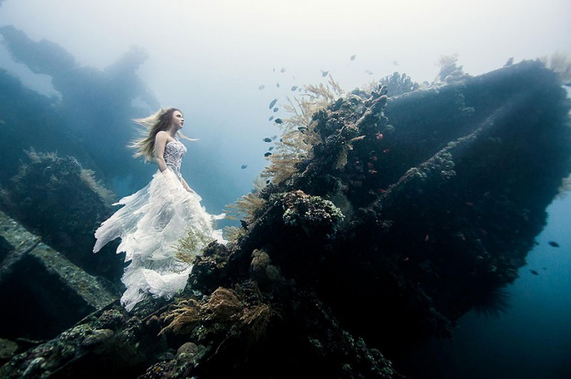 amazing-breathtaking-underwater-photography-mermaid-shipwreck-bali